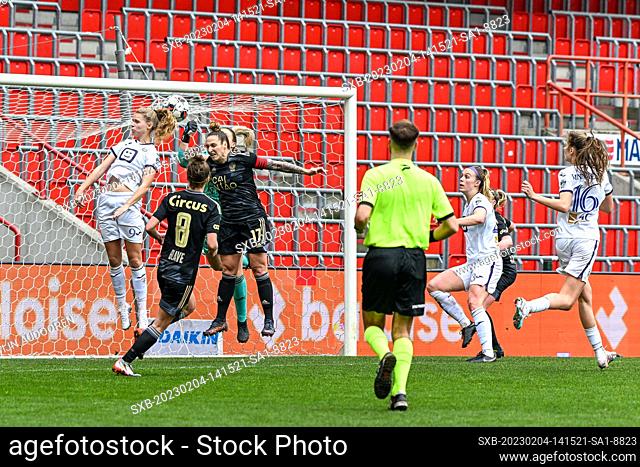 Lore Jacobs (9) of Anderlecht , Maud Coutereels (17) of Standard pictured during a female soccer game between Standard Femina de Liege and RSC Anderlecht on the...