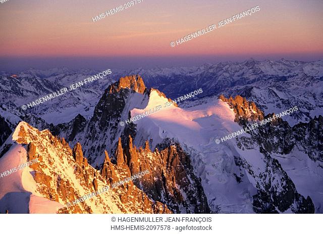 France, Haute-Savoie, Chamonix, les Courtes (3856 m) et les aiguilles Ravanel et Mummery au coucher du soleil