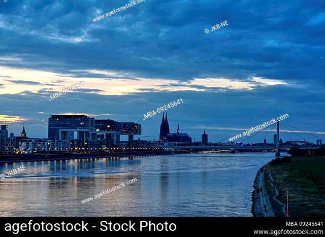 Germany, North Rhine-Westphalia, Cologne, crane houses, cathedral, Rhine, evening mood, cloudy