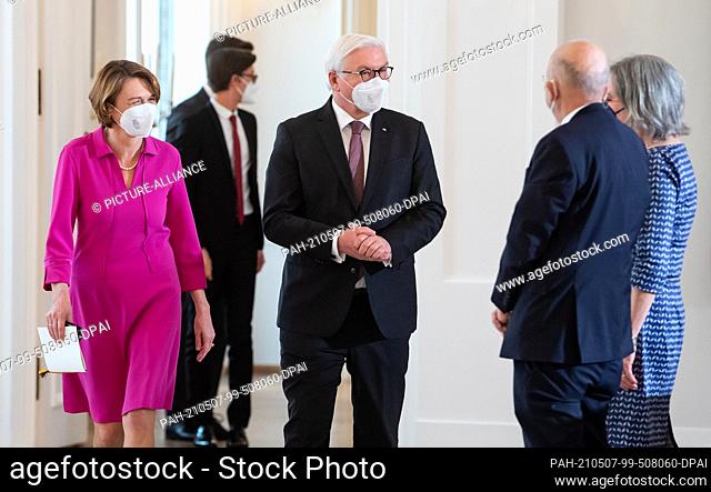 07 May 2021, Berlin: Federal President Frank-Walter Steinmeier and his wife Elke Büdenbender attend the award ceremony for the Order of Merit of the Federal...