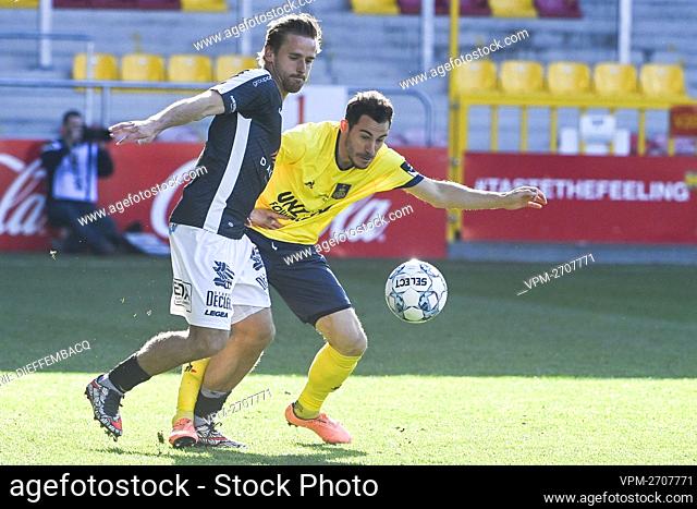 Deinze's Alessio Staelens and Union's Edisson Jordanov fight for the ball during a soccer match between Uniosn Saint-Gilloise and KMSK Deinze