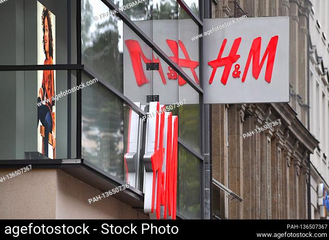 H and M branch in the Neuhauser Strasse / pedestrian zone in Munich, entrance, entrance area, logo, initials, company emblem, company logo, | usage worldwide