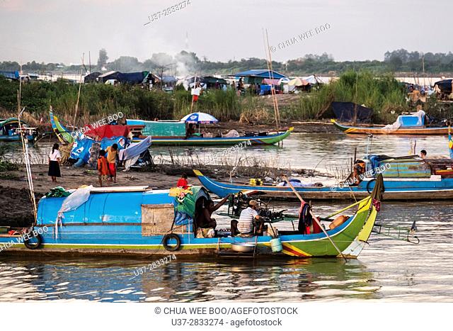 Fishing boat on the Mekong / Phnom Penh