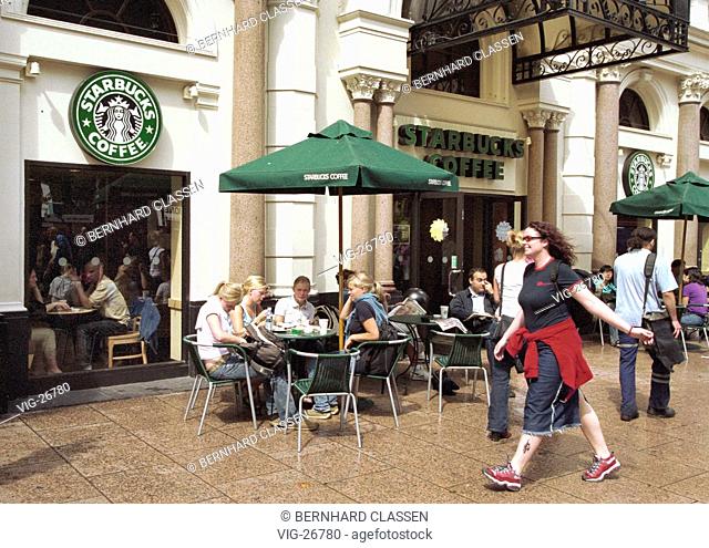 Young people in front of a Starbucks Coffee branch in London. - LONDON, GROSSBRITANNIEN, 04/08/2002