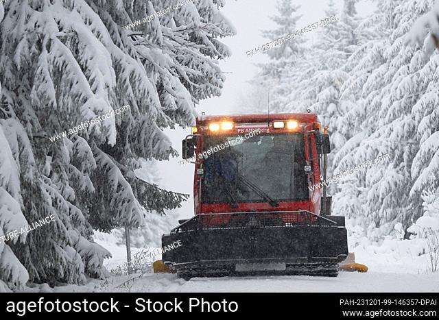 01 December 2023, Saxony, Altenberg: A piste grape travels along a cross-country ski trail. After plenty of fresh snow, Saxony heralds the start of the ski...