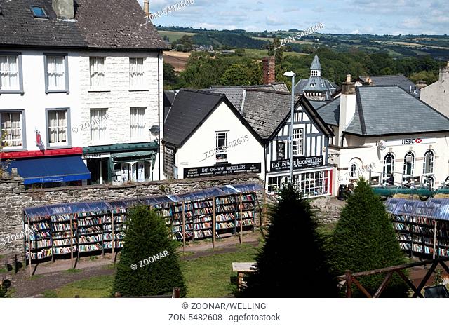Buecherdorf Hay-on-Wye, Powys, Sued-Wales, Wales, Grossbritannien | Second hand books in the gardens of the the Castle of Hay-on-Wye, a town