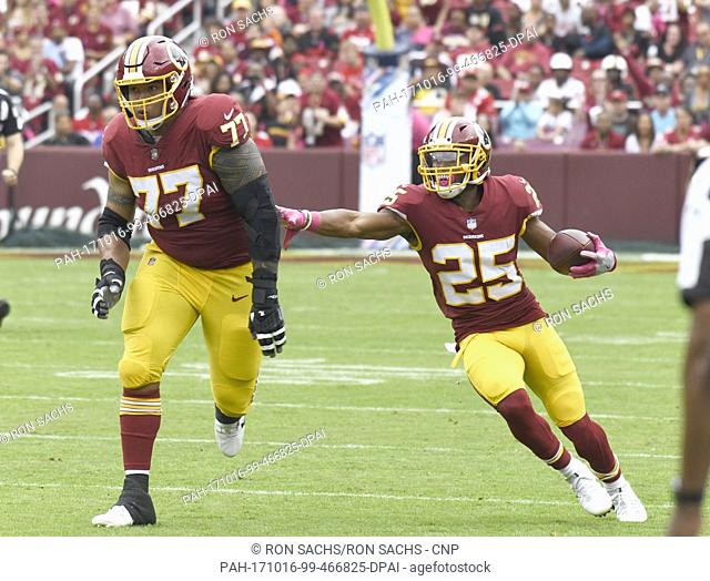 Washington Redskins running back Chris Thompson (25) directs a block by offensive guard Shawn Lauvao (77) during first quarter action against the San Francisco...