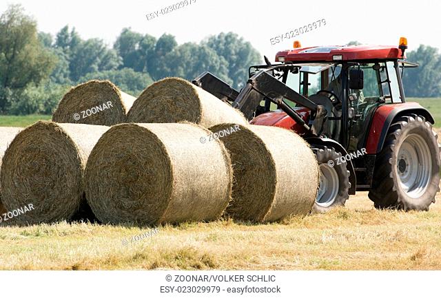Round baler in haymaking