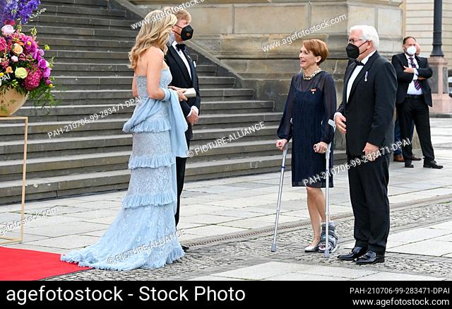 06 July 2021, Berlin: King Willem-Alexander of the Netherlands and Queen Maxima (l) and German President Frank-Walter Steinmeier and his wife Elke Büdenbinder...