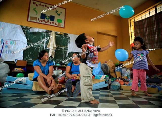 07 June 2018, Guatemala, Escuintla: Children play with ballons in a classroom which serves as an emergency and evacuation shelter after the volcano eruption in...