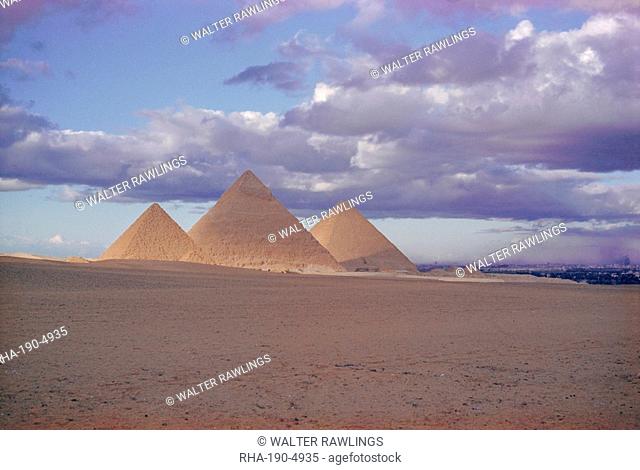 Pyramid of Menkewre left, pyramid of Chephren centre, pyramid of Cheops right, Giza, Egypt, North Africa, Africa