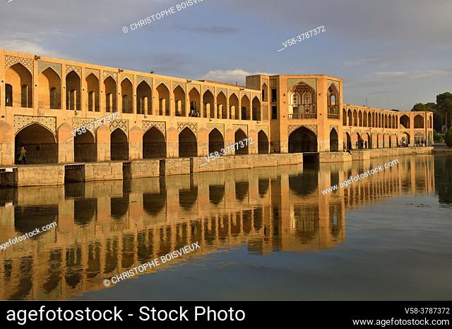 Iran, Isfahan, World Heritage Site, Khaju bridge and Zayandeh river