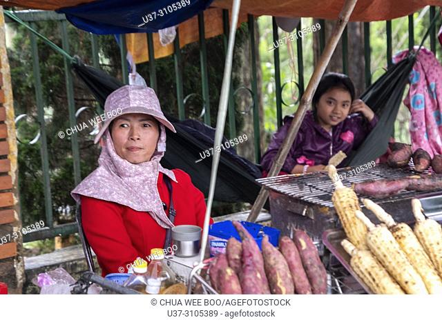 Street vendors at Tuyen Lam pagoda, central highlands, Dalat, Vietnam, Southeast Asia