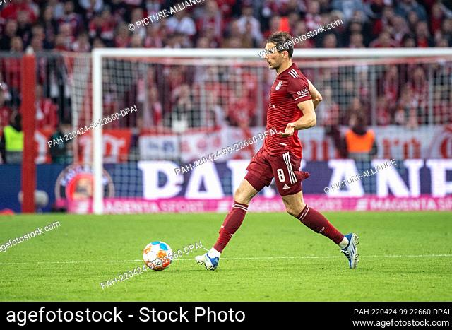 23 April 2022, Bavaria, Munich: Soccer: Bundesliga, Bayern Munich - Borussia Dortmund, Matchday 31, Allianz Arena. Leon Goretzka from FC Bayern München plays...