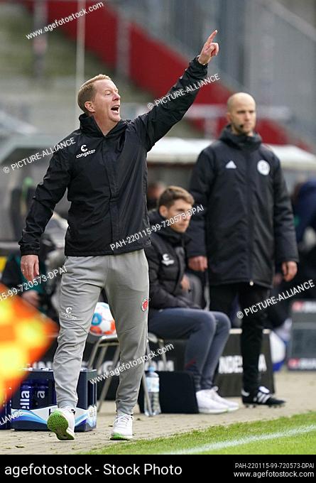 15 January 2022, Hamburg: Soccer: 2nd Bundesliga, Matchday 19, FC St. Pauli - Erzgebirge Aue, at Millerntor Stadium. St. Pauli's coach Timo Schultz stands on...