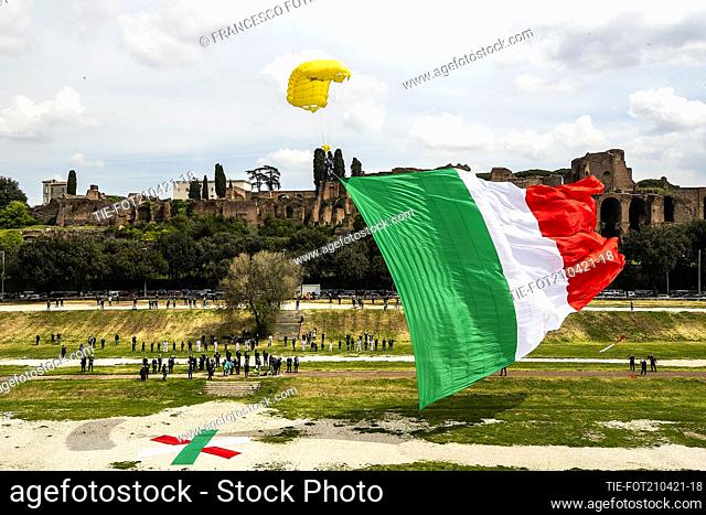 Celebrations for the foundation of the city of Roma 'Natale di Roma' (Christmas of Rome) with the launch of nine paratroopers ended at the Circus Maximus , Rome