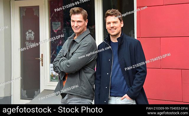 09 March 2021, North Rhine-Westphalia, Cologne: Actors Jan Ammann (l, in the role of Chris Weigel) and Constantin Lücke (role Till Weigel) pose in the setting...