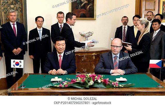 Czech Prime Minister Bohuslav Sobotka (right) and President of Korean company Hyundai Mobis Chung Myung-chul signed the investment agreement in Prague