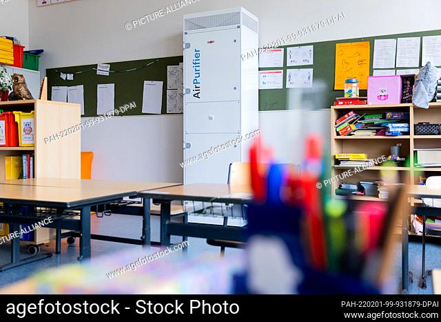 01 February 2022, North Rhine-Westphalia, Bonn: Air filtration units stand in a classroom at the Förderschule Derletalschule