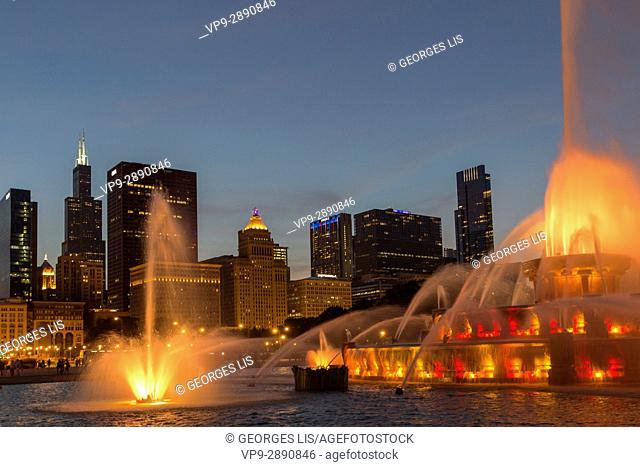 light show at Buckingham Fountain in Grant Park Chicago skyline