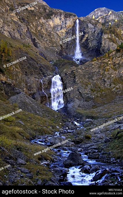 Zweiteiliger Wasserfall Geltenschuss, Naturschutzgebiet Geltental, Lauenen, Berner Oberland, Schweiz / Split waterfall Geltenschuss, nature reserve Geltental
