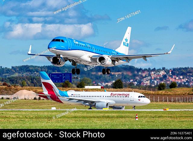 Stuttgart, Deutschland - 4. Oktober 2020: Eine Embraer ERJ190 der KLM cityhopper mit dem Kennzeichen PH-EXV auf dem Flughafen Stuttgart (STR) in Deutschland