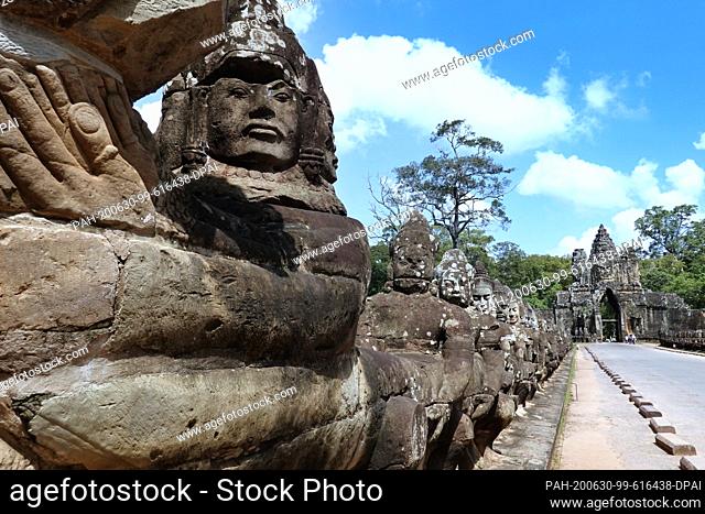 23 October 2019, Cambodia, Siem Reab: Deities as stone figures on a bridge to the south gate of the capital Angkor Thom in the temple complex