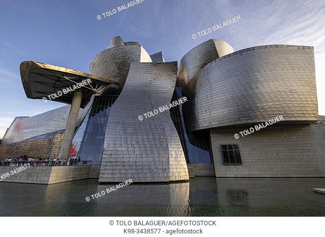 Guggenheim Museum Bilbao, siglo XX, diseñado por Frank O. Gehry, Bilbao, Pais Vasco, Spain