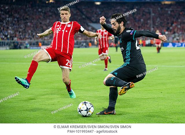 Thomas MUELLER (left, Mssller, M) versus ISCO (REAL), action, duels, football Champions League, semi-finals, Bayern Munich (M) - Real Madrid (REAL) 1: 2 at the...