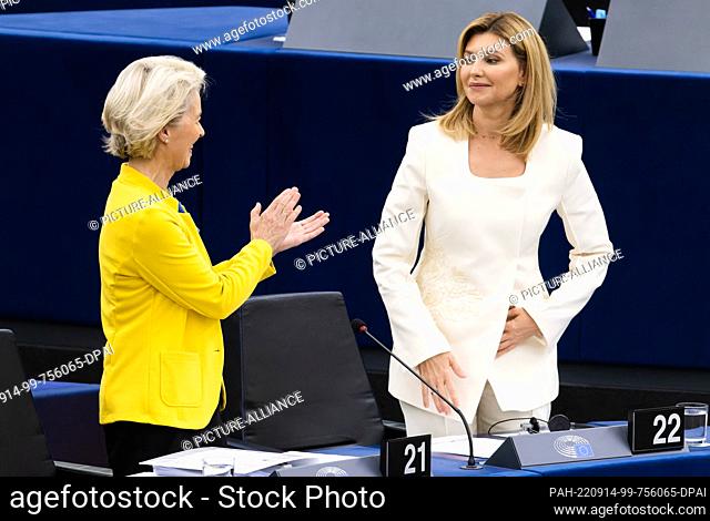 14 September 2022, France, Straßburg: Ursula von der Leyen (l, CDU), President of the European Commission, applauds Olena Selenska