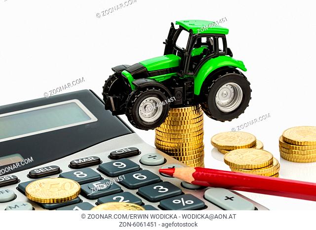 Bauern in der Landwirtschaft haben mit steigenden Kosten zu rechnen. Höhere Preise bei Futter, Dünger und Pflanzen. Traktor mit Münzen und Taschenrechner