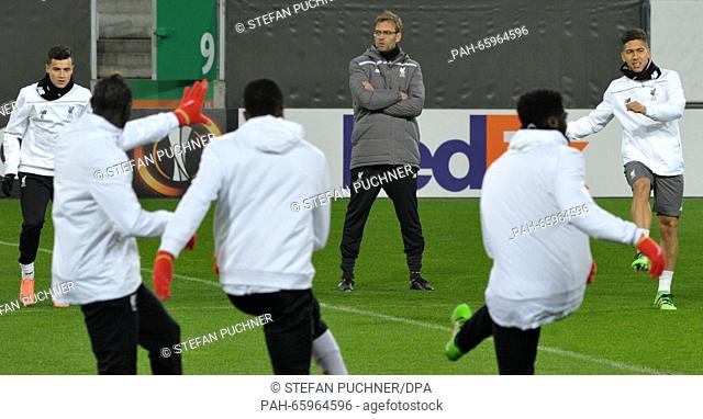 Coach Juergen Klopp (2.f.L) watches Philippe Coutinho (L) and Roberto Firmino during a FC Liverpool final training session shead of the Europa League soccer...