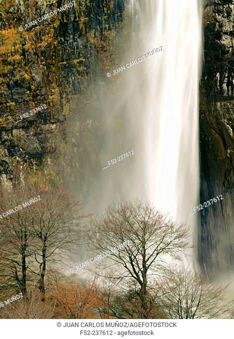 'Cascada del Anson' (Anson Waterfall). Anson Valley. Cantabria. Spain