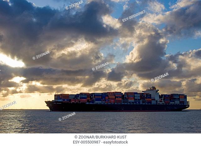 Containership in the river mouth of the Elbe by Cu