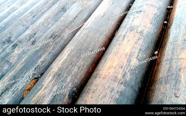 The effect of moisture on wood. A construction log for use in construction without longitudinal sawing. Round timber assortment