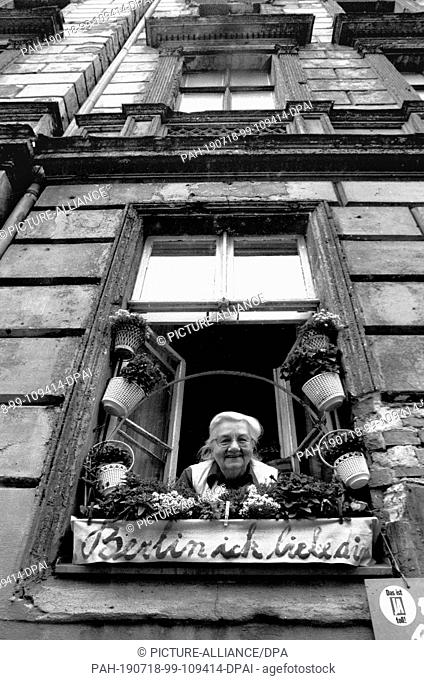 FILED - 01 January 1987, Berlin: Berlin / Kreuzberg / 6 / 1987 Tenant in Alte-Jakob-Strasse, has a note at her window: -Berlin ick liebe Dir- / Living / Tenants...