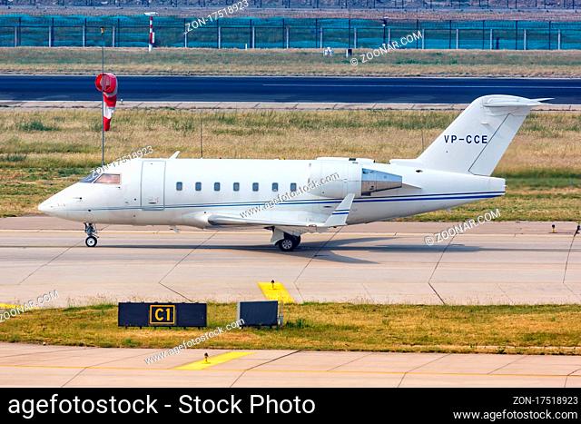 Peking, China ? 2. Oktober, 2019: Ein Bombardier CL-600-2B16 Challenger 604 Privatjet mit dem Kennzeichen VP-CCE auf dem Flughafen Peking (PEK) in China