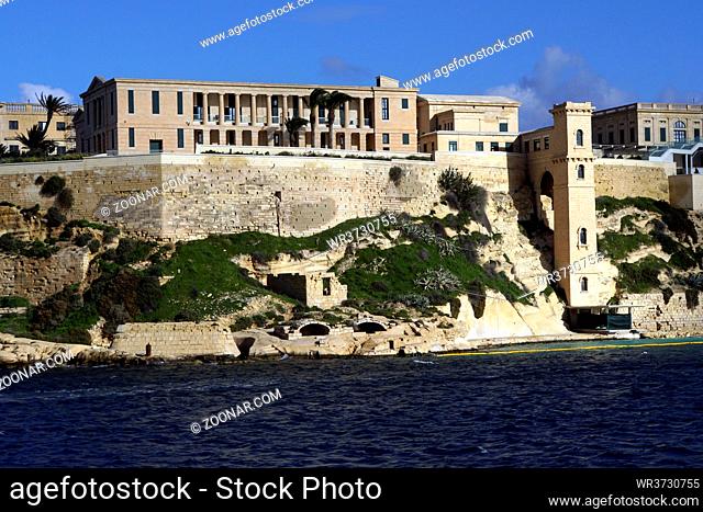 Hafenrundfahrt durch den Grand Harbor Valletta - Villa Bighi, ehemals britisch Königliches Marinekrankenhaus mit Aufzugturm, Kalkara, Malta