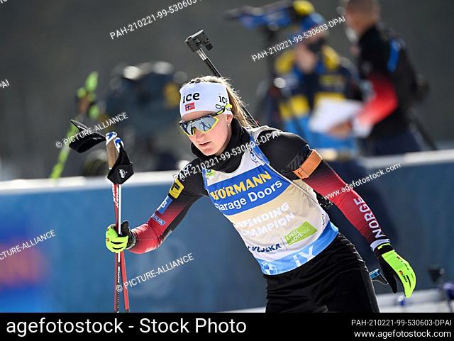21 February 2021, Slovenia, Pokljuka: Biathlon: World Championships, mass start 12.5 km, women. Marte Olsbu Röiseland from Norway before the start