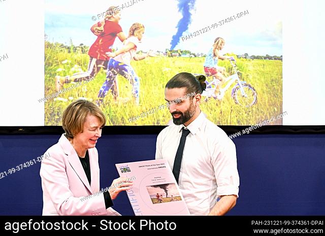 21 December 2023, Berlin: Elke Büdenbender presents the certificate to the winner Patryk Jaracz for his picture from Ukraine at the Unicef Photo of the Year...