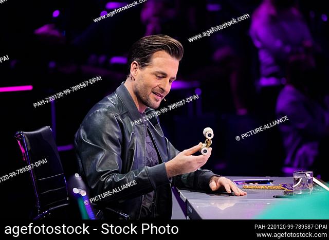 20 January 2022, North Rhine-Westphalia, Cologne: Alexander Klaws from the rate team sits in the Prosieben show ""The Masked Dancer""
