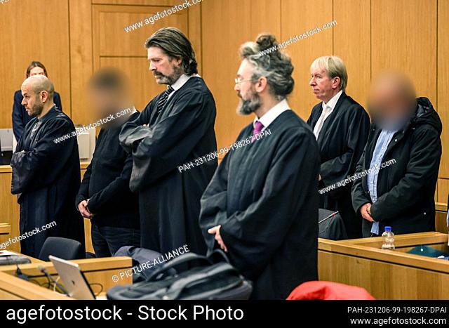 06 December 2023, North Rhine-Westphalia, Aachen: The defendants (2nd from left and right) stand between their lawyers, Osama Momen (l)