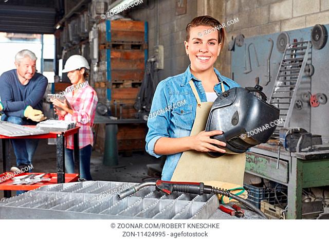 Junge Frau als Metallarbeiter und Lehrling in der Ausbildung in einer Metall Werkstatt