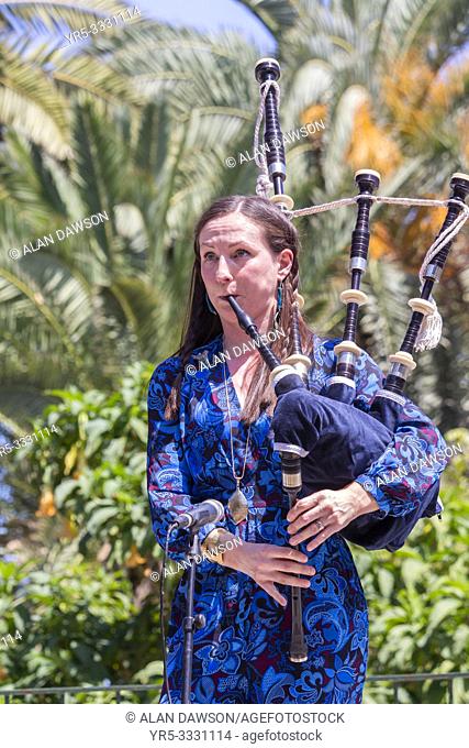 Las Palmas, Gran Canaria, Canary Islands, Spain. 31st March, 2019. Bagpipes and blazing sunshine. BBC Folk singer of the nominee, Julie Fowlis