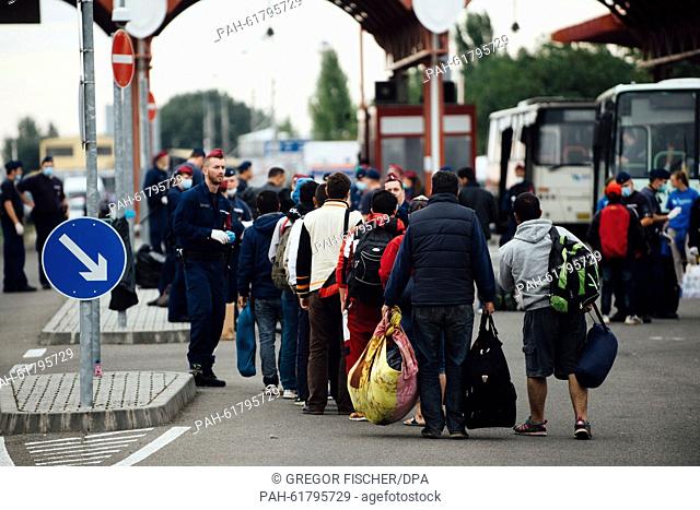 Refugees wait at the border crossing between Croatia and Hungary near Baranjsko Petrovo Selo, Croatia, 20 September 2015