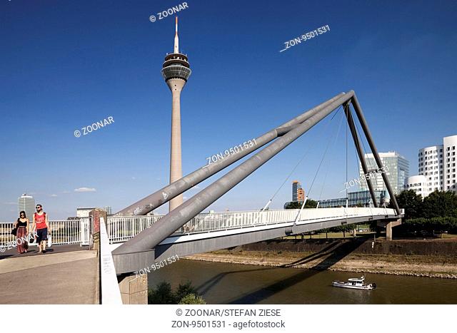 Hafenbruecke mit Rheinturm und Neuer Zollhof, Duesseldorf, Nordrhein-Westfalen, Deutschland, Europa