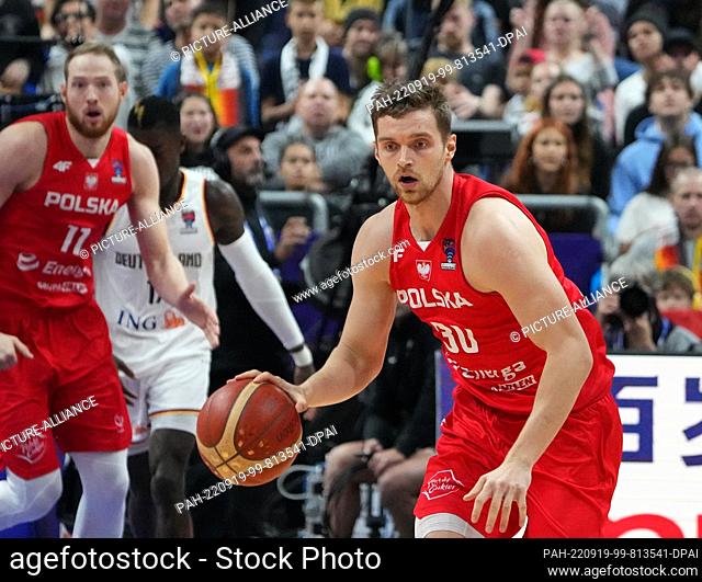 18 September 2022, Berlin: Basketball: European Championship, Poland - Germany, knockout round, match for 3rd place, Mercedes-Benz Arena, Jakub Garbacz (r