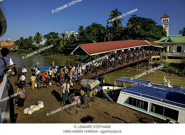 Myanmar (Burma), Yangon division, Yangon, Irrawady river (Ayeyarwady), Pansodan jetty, passengers disembark on the ferry to cross the Yangoo river to join Dala...