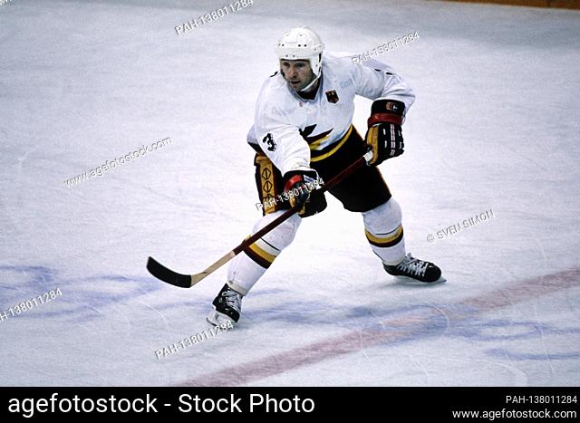Harold KREIS, Germany, ice hockey player, action, in the jersey of the German national ice hockey team, December 15, 1987, XV