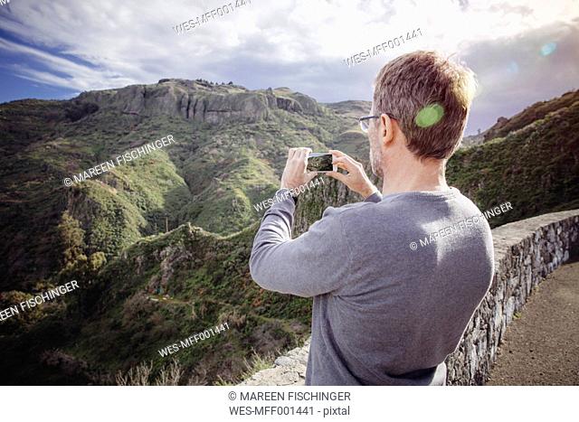 Spain, Canary Islands, Gran Canaria, man taking picture of Vega de San Mateo
